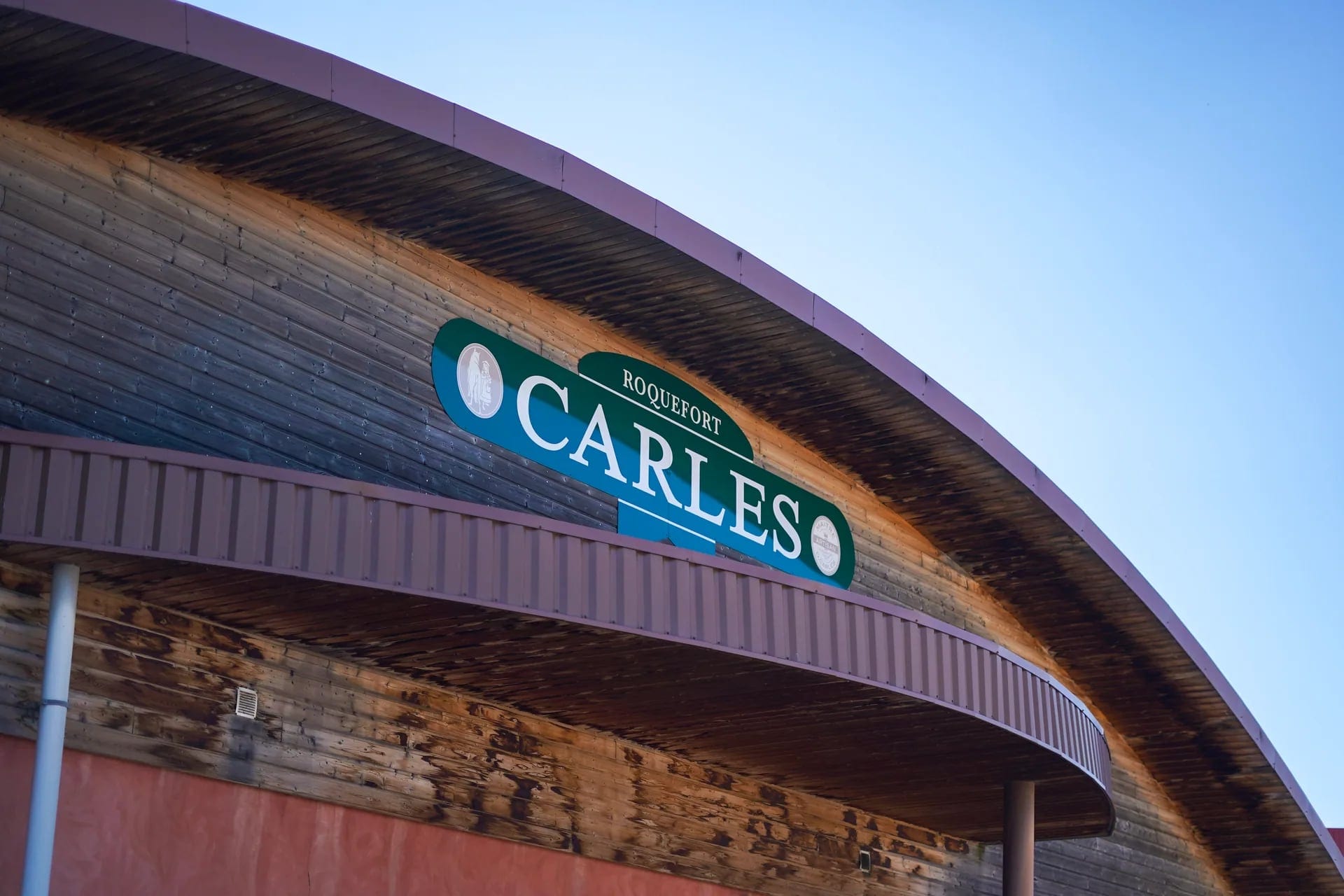 Enseigne Delphine Carles Maître Artisan au-dessus de la porte