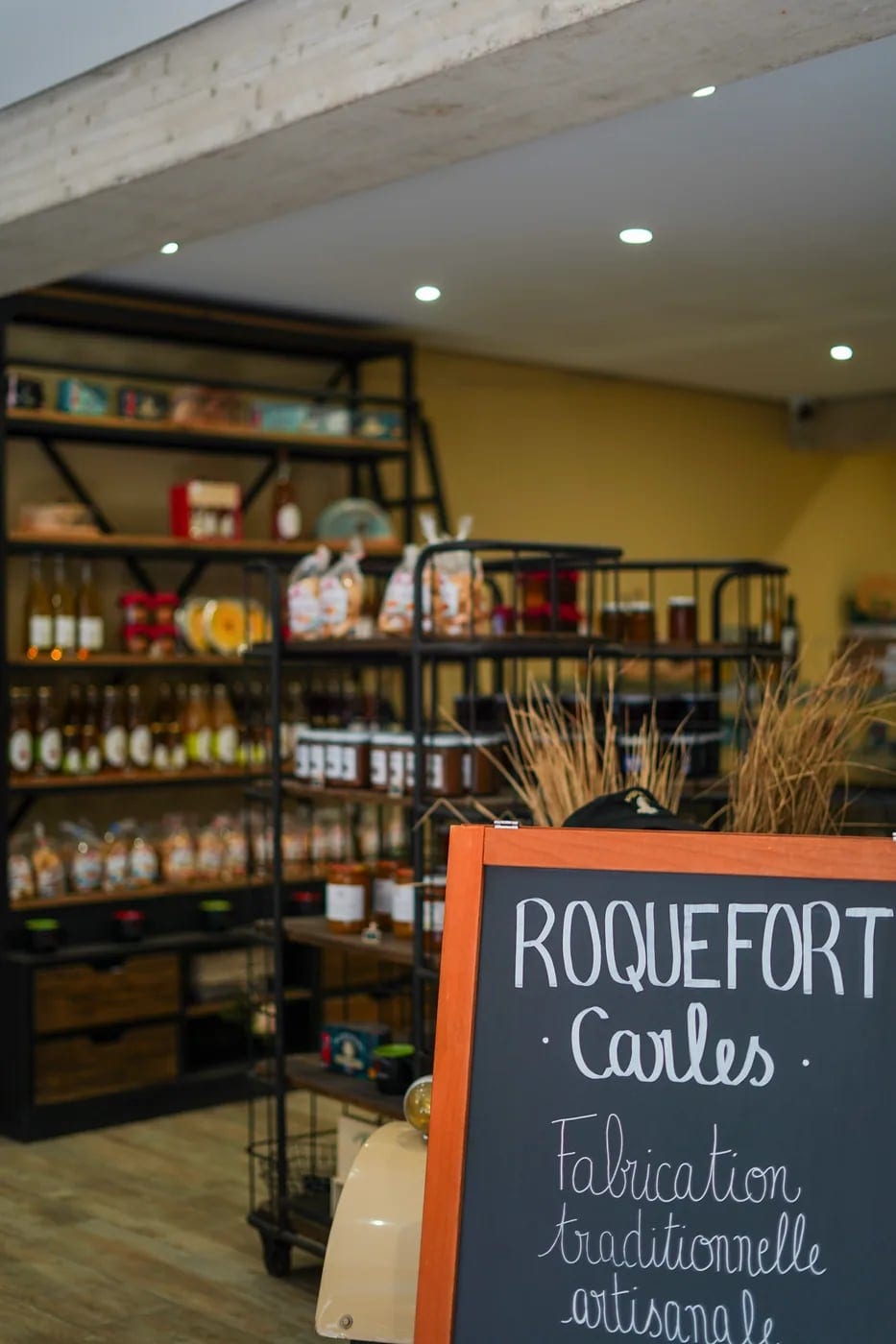 Détail de vitrine, plateau de dégustation disposé sur bois