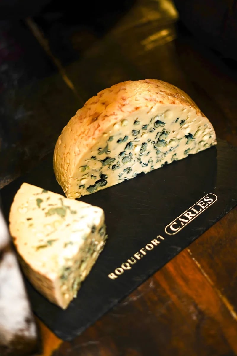 Plateau de dégustation Roquefort Carles : pain aux noix, poire Comice, noix fraîches, lame de fromage à température