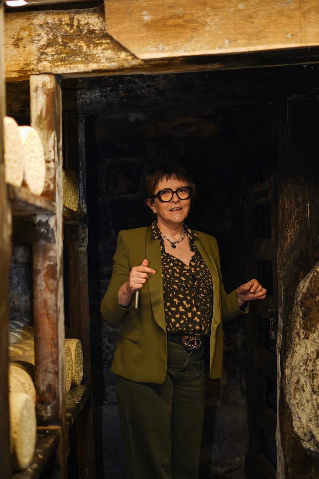 Delphine Carles, directrice et maître artisan, dans une des caves du Combalou