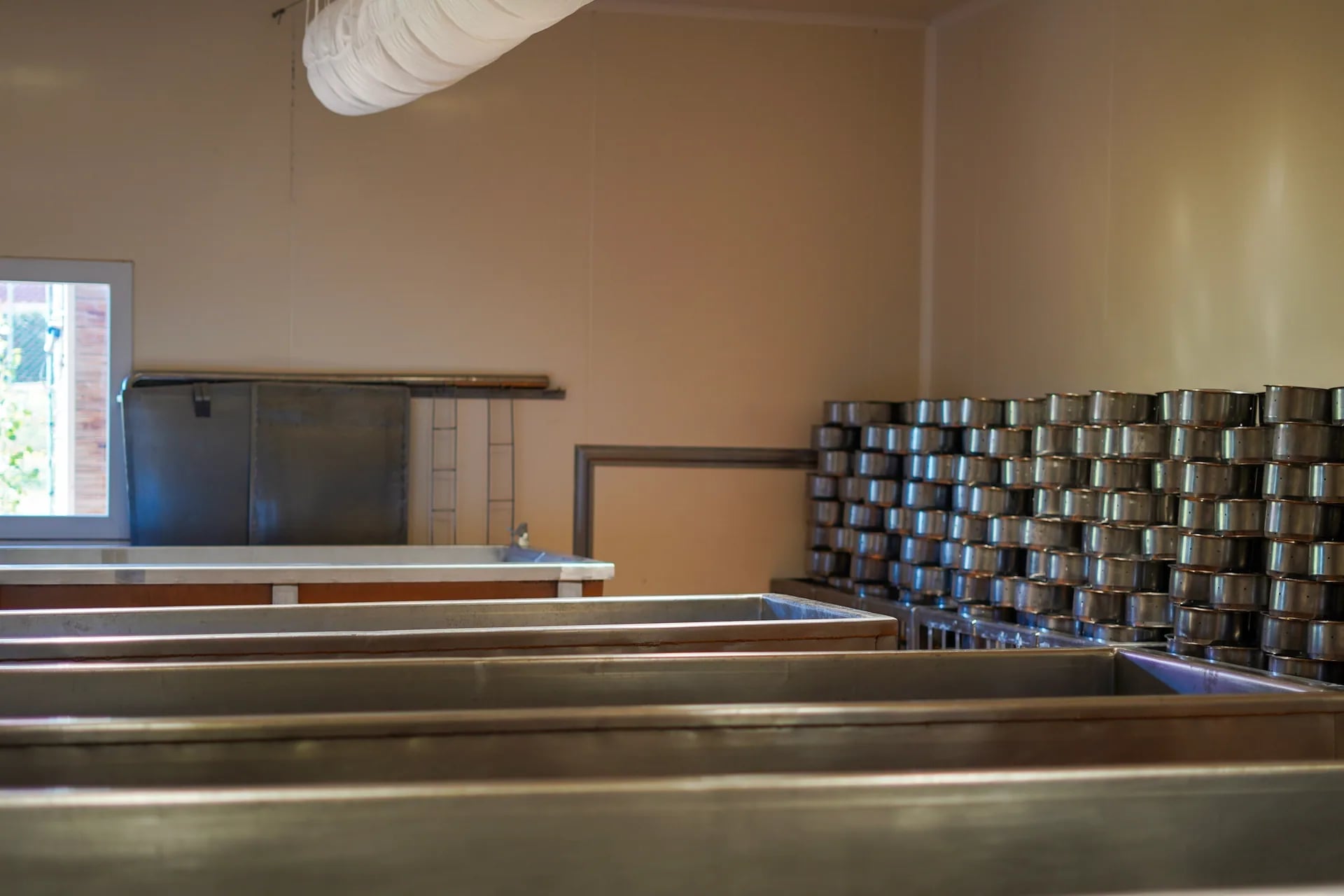 Main tournant un fromage sur travet de bois